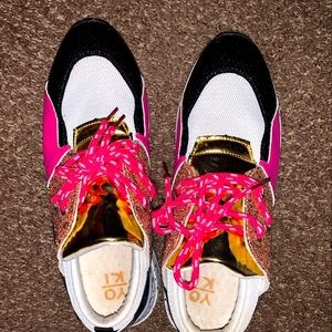 Sneakers pink black and white